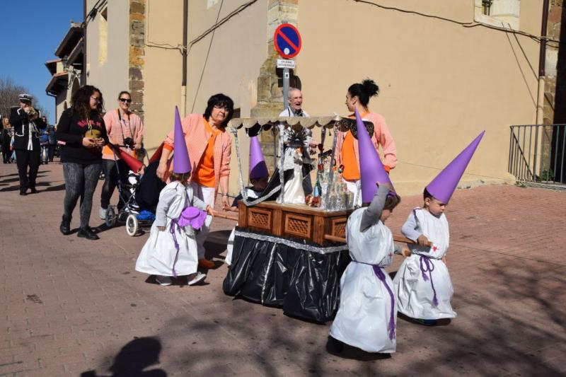 Desfile procesional organizado por la guardería Apeninos de Guardo