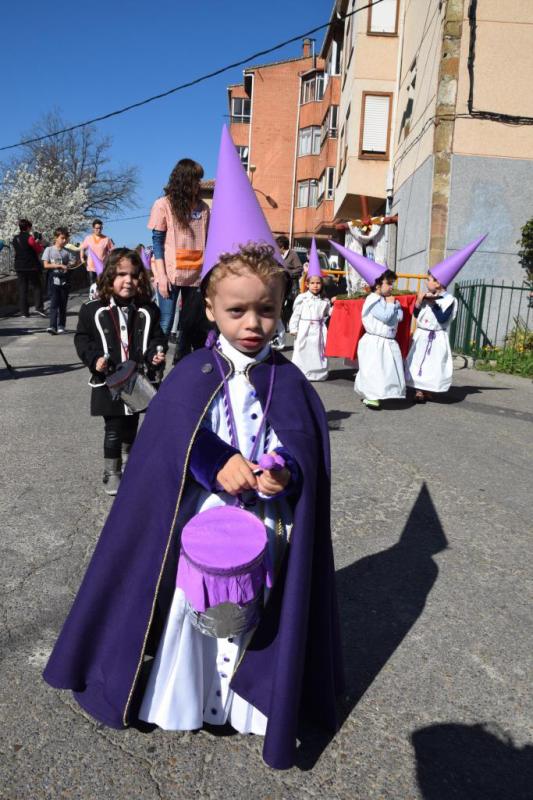 Desfile procesional organizado por la guardería Apeninos de Guardo