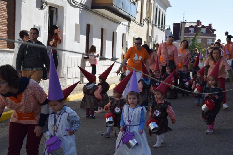 Desfile procesional organizado por la guardería Apeninos de Guardo