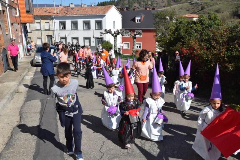 Desfile procesional organizado por la guardería Apeninos de Guardo