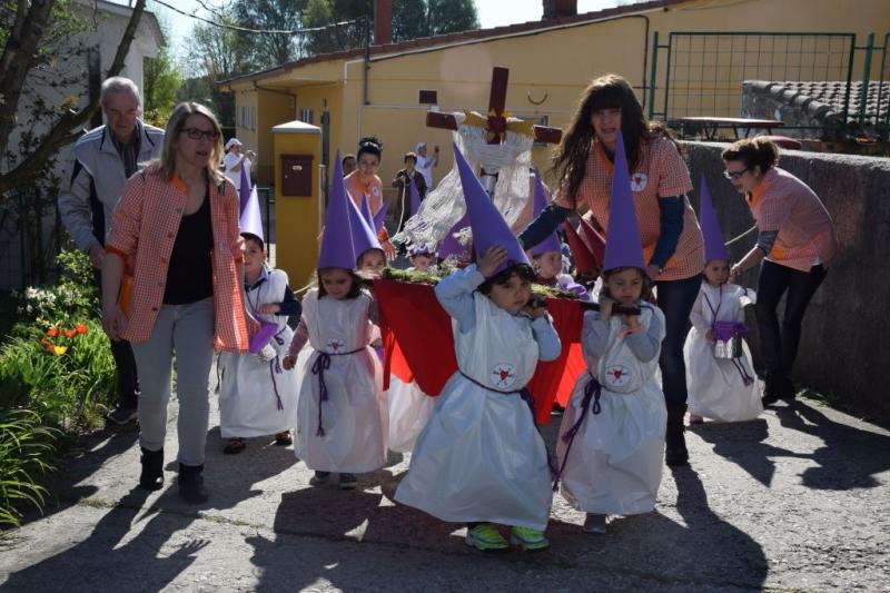 Desfile procesional organizado por la guardería Apeninos de Guardo