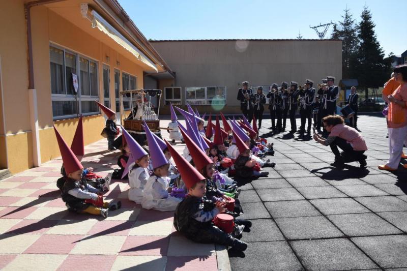 Desfile procesional organizado por la guardería Apeninos de Guardo