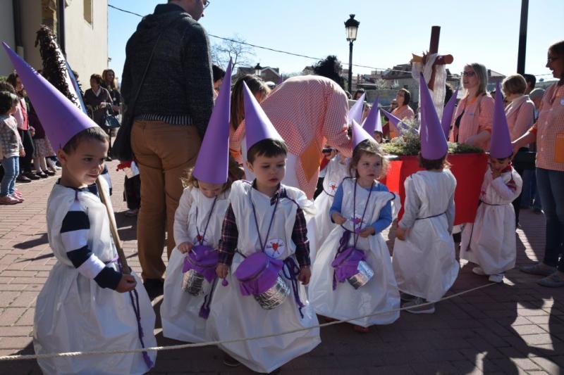 Desfile procesional organizado por la guardería Apeninos de Guardo