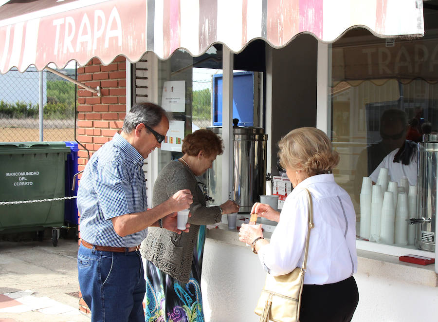 Trapa reparte chocolate en Dueñas para celebrar la Semana Santa