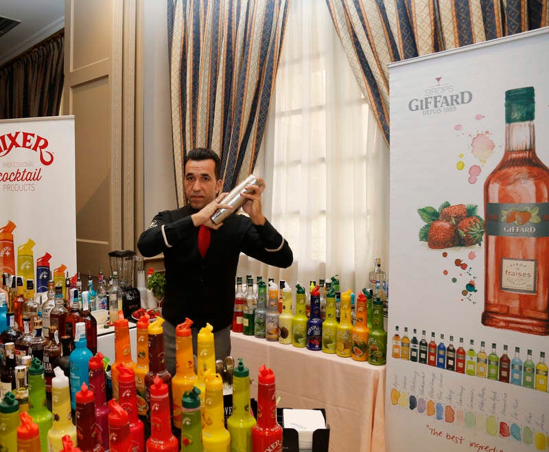 Exhibiciones y clases prácticas sobre la elaboración de cócteles y combinados en el Hotel Castilla Vieja de Palencia