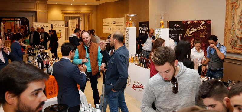 Exhibiciones y clases prácticas sobre la elaboración de cócteles y combinados en el Hotel Castilla Vieja de Palencia