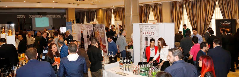 Exhibiciones y clases prácticas sobre la elaboración de cócteles y combinados en el Hotel Castilla Vieja de Palencia