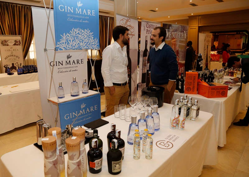 Exhibiciones y clases prácticas sobre la elaboración de cócteles y combinados en el Hotel Castilla Vieja de Palencia