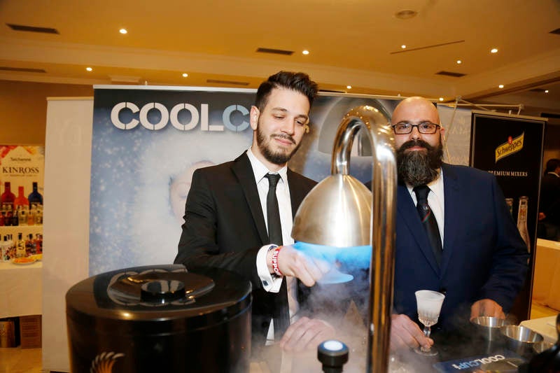 Exhibiciones y clases prácticas sobre la elaboración de cócteles y combinados en el Hotel Castilla Vieja de Palencia