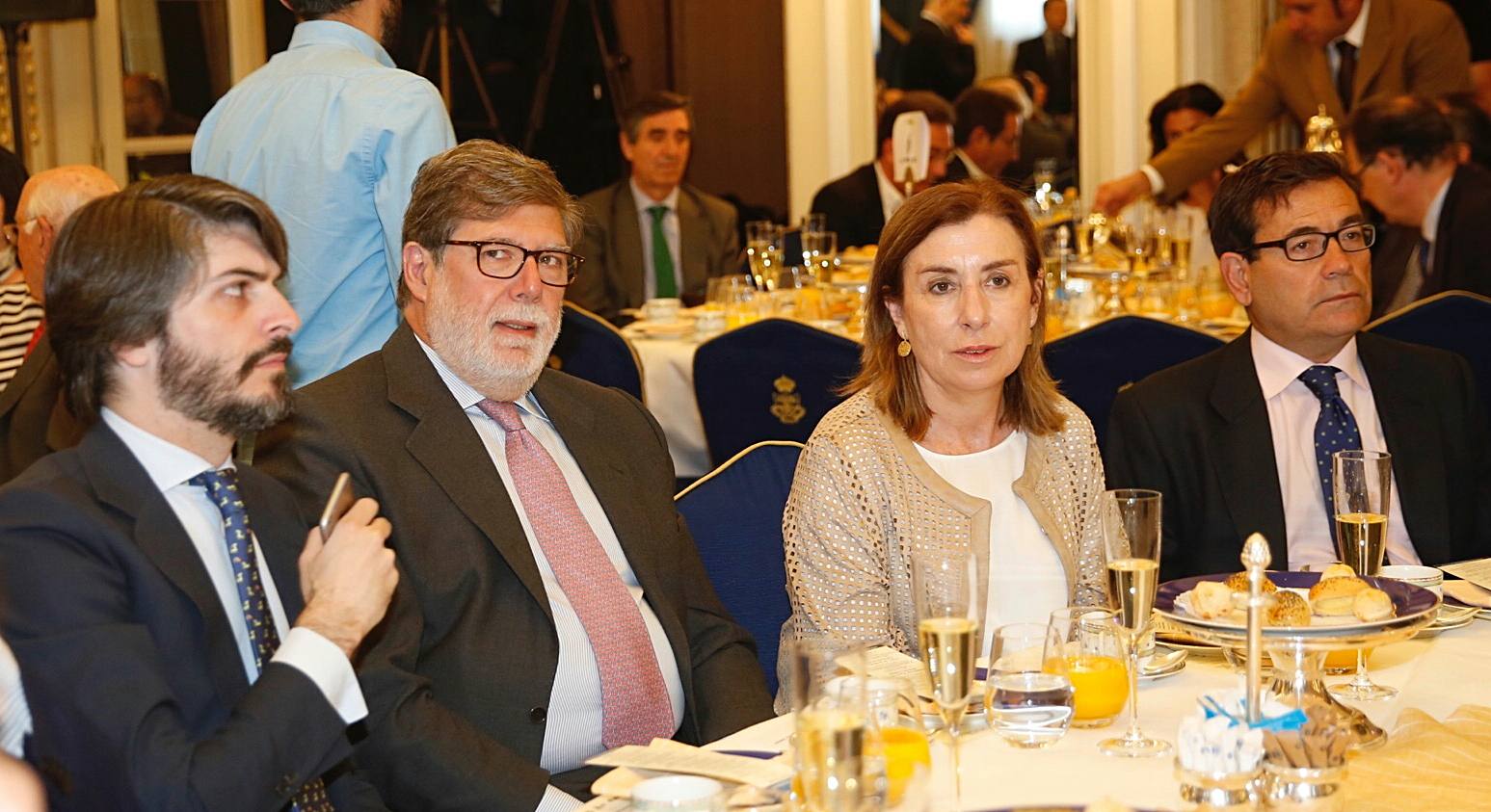 Santiago Aparicio, presidente de Cecale, y Rosa Urbón, esposa del presidente de la Diputación.