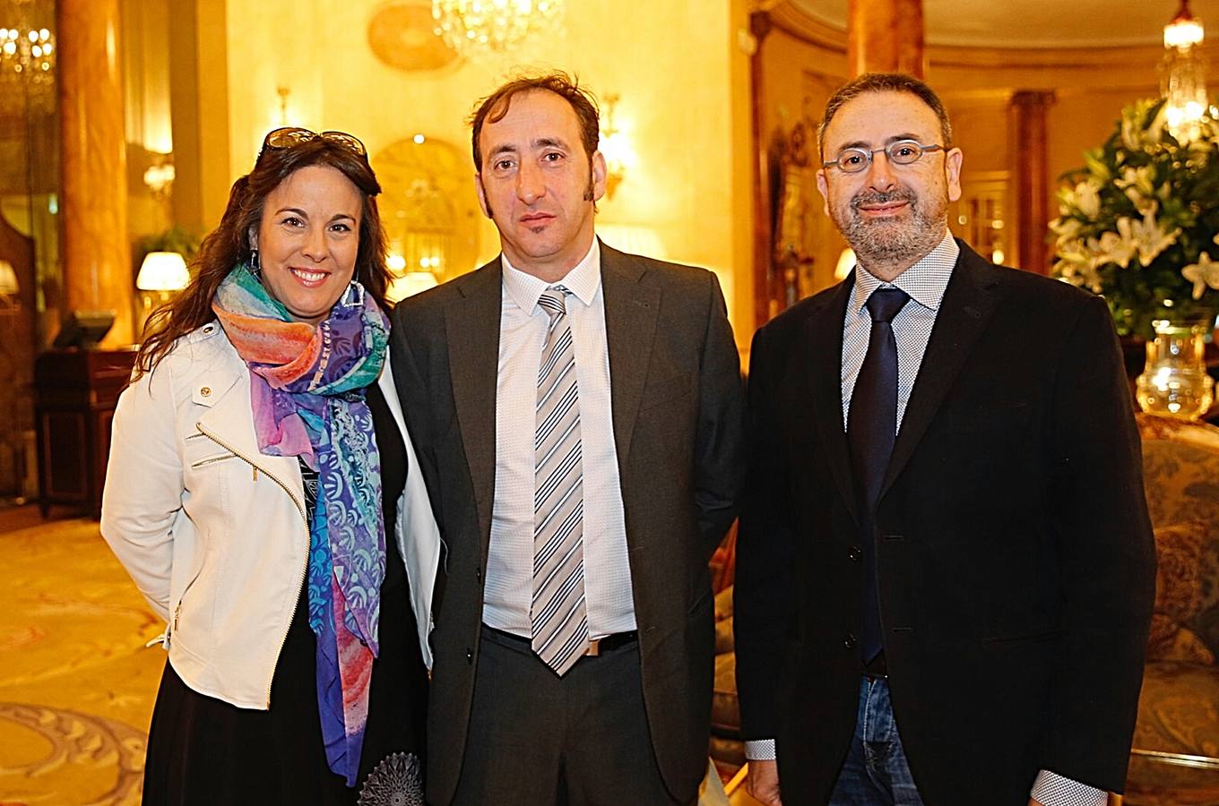 Raquel Anaya y Rafael Peña, de Gescult y el catador Benigno Garrido, de la Fundación Siglo.