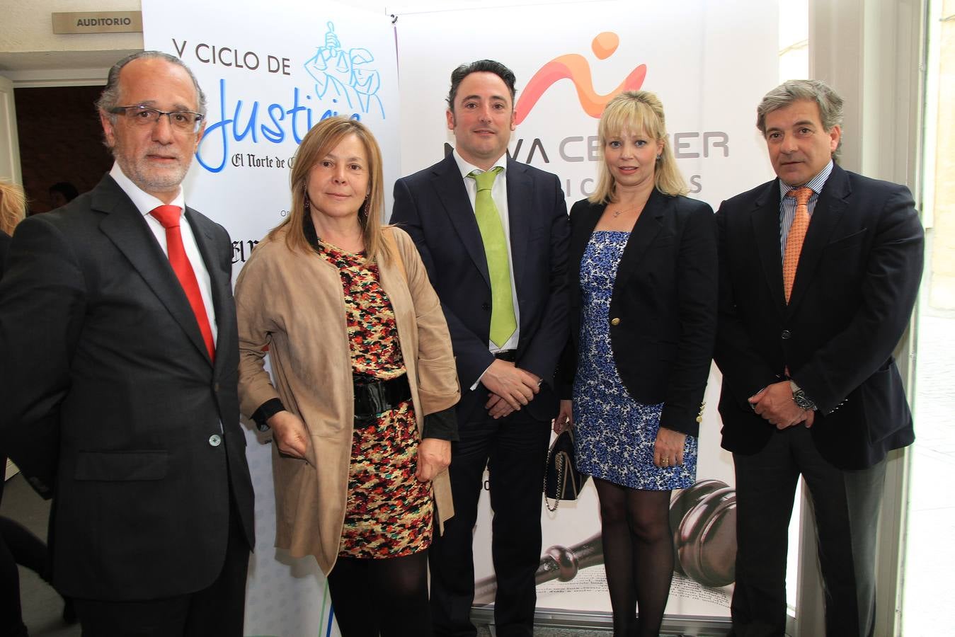 Los patrocinadores Ciriaco Rodríguez (Santander), Reyes Gómez de Liaño (Registradores), Daniel Álvarez y Natalia Rodríguez (Nova Center), con el director general de El Norte, Ángel de las Heras (d).