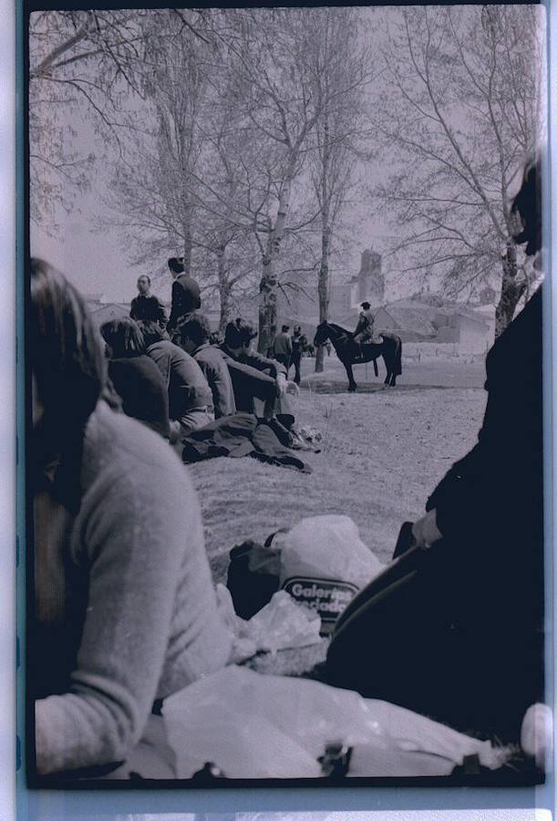 Asistentes a la primera conmemoración del Día de la Comunidad en la campa de Villalar. Al fondo un guardia civil a caballo.