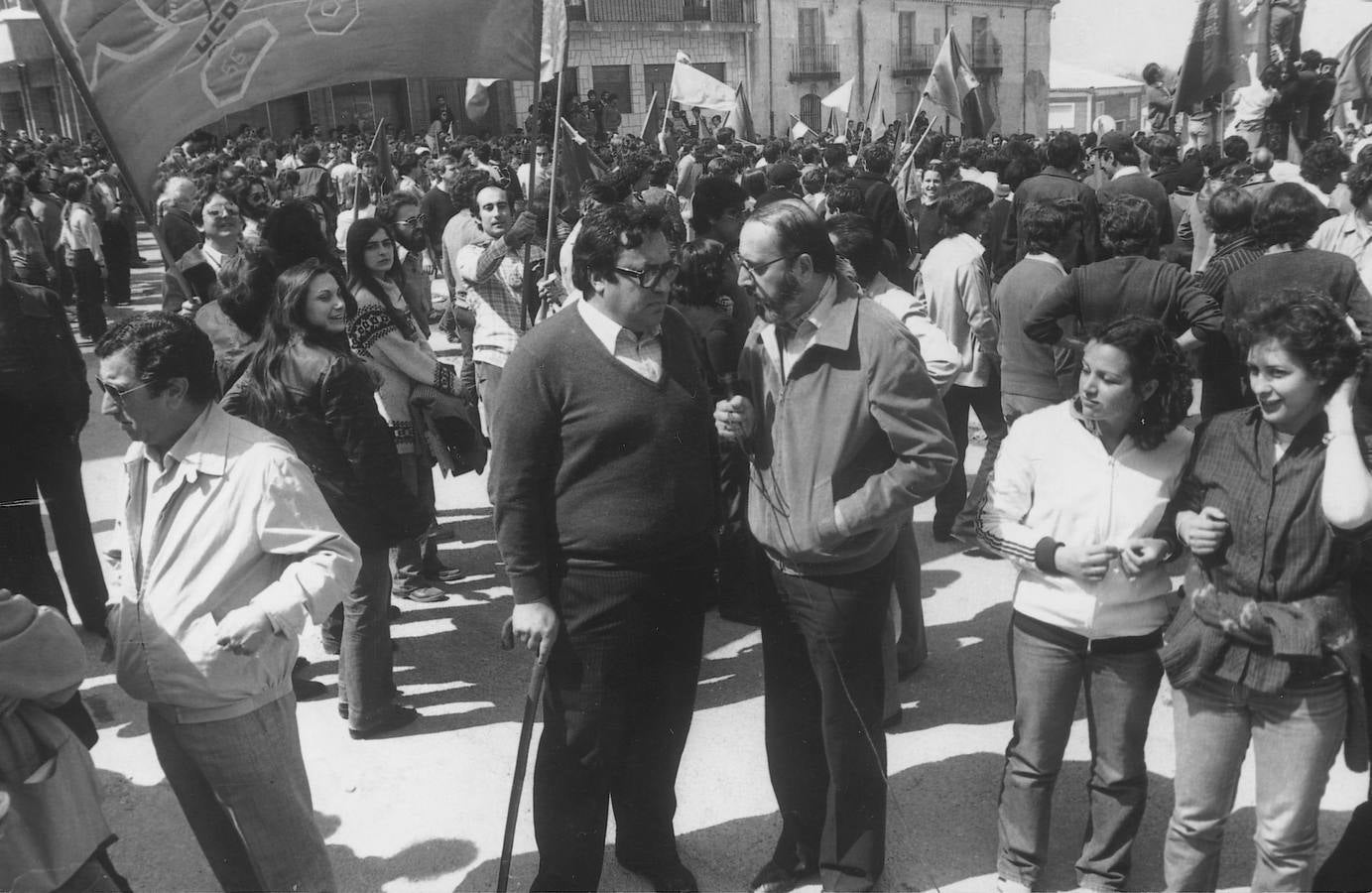 Juan Antonio Arévalo (i) y Gregorio Peces Barba, con bastón (c), asisten a la fiesta de Villalar en 1980.