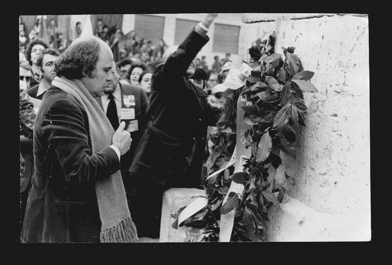 1983. El poeta Luis López Alvarez en una ofrenda floral ante el monolito a los Comuneros en Villalar.