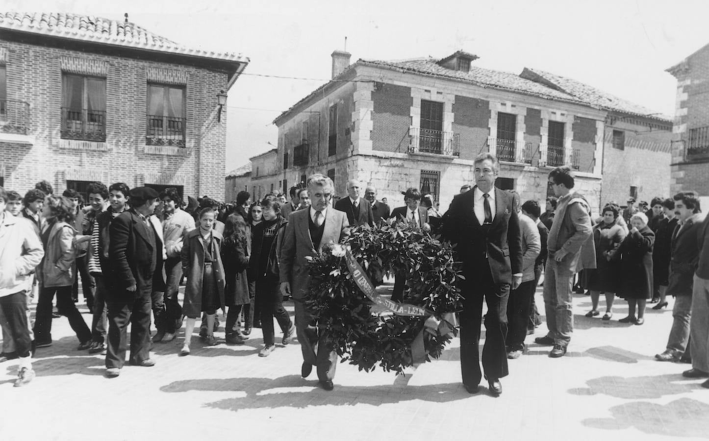 José Manuel García Verdugo con el alcalde de Villalar, Félix Calvo Guisasola, en 1982.