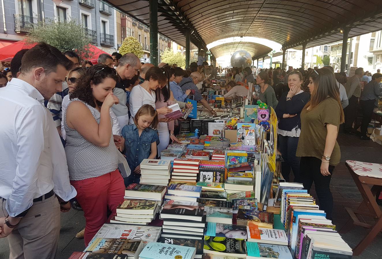 Celebración del Día del Libro en la Plaza España de Valladolid