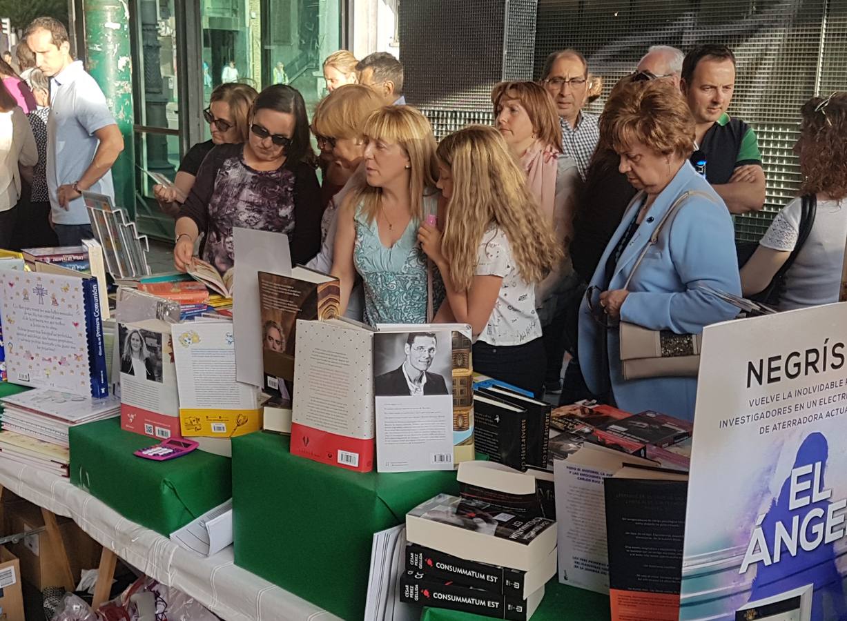 Celebración del Día del Libro en la Plaza España de Valladolid