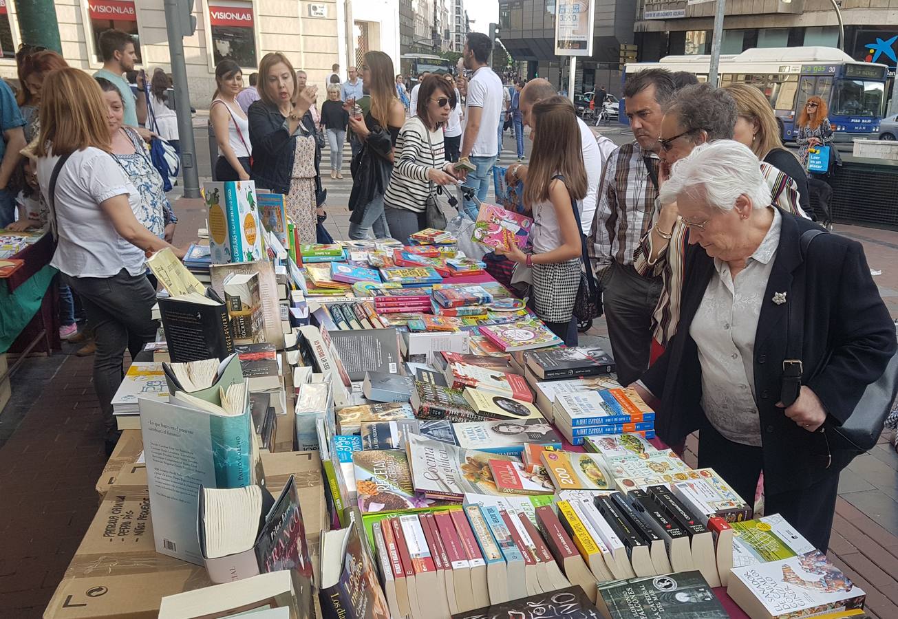 Celebración del Día del Libro en la Plaza España de Valladolid