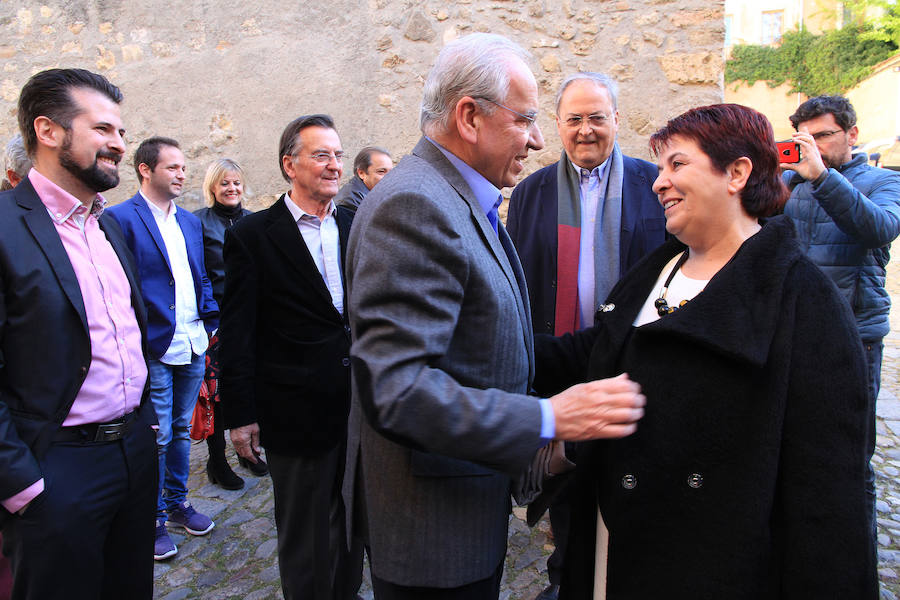 Alfonso Guerra visita la Real Academia de Historia y Arte de San Quirce en Segovia