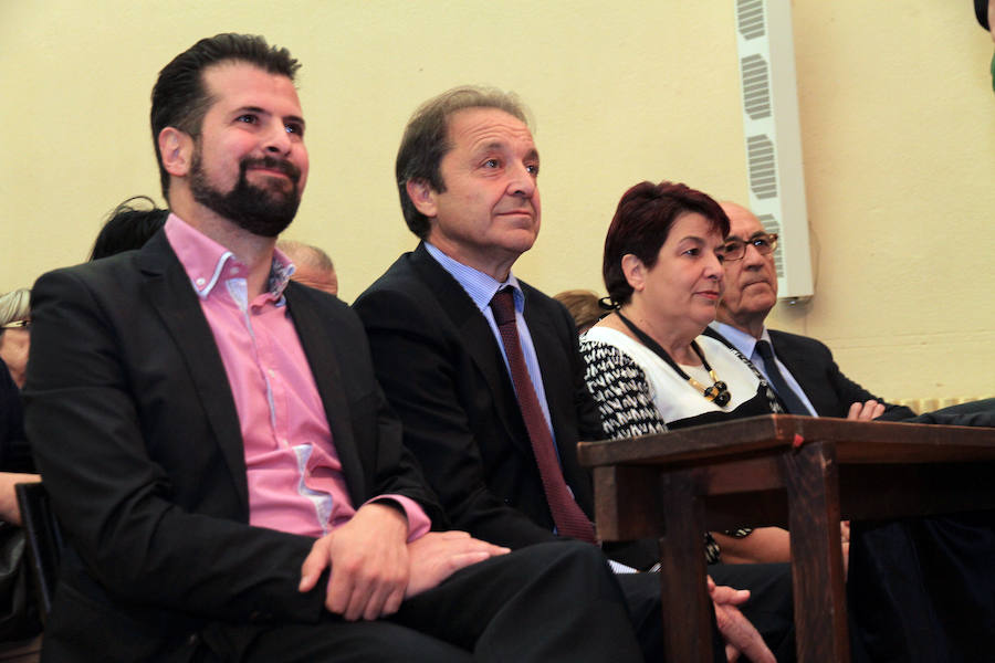 Alfonso Guerra visita la Real Academia de Historia y Arte de San Quirce en Segovia