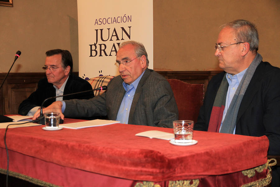 Alfonso Guerra visita la Real Academia de Historia y Arte de San Quirce en Segovia