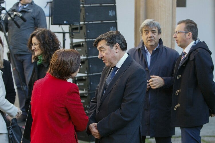 La vicepresidenta del Gobierno, Soraya Sáenz de Santamaría, inaugura la exposición de Miquel Barceló en Salamanca