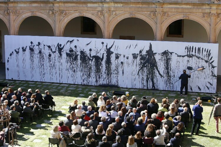 Miquel Barceló realiza una performance en el Colegio Arzobispo Fonseca de Salamanca