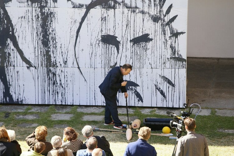 Miquel Barceló realiza una performance en el Colegio Arzobispo Fonseca de Salamanca