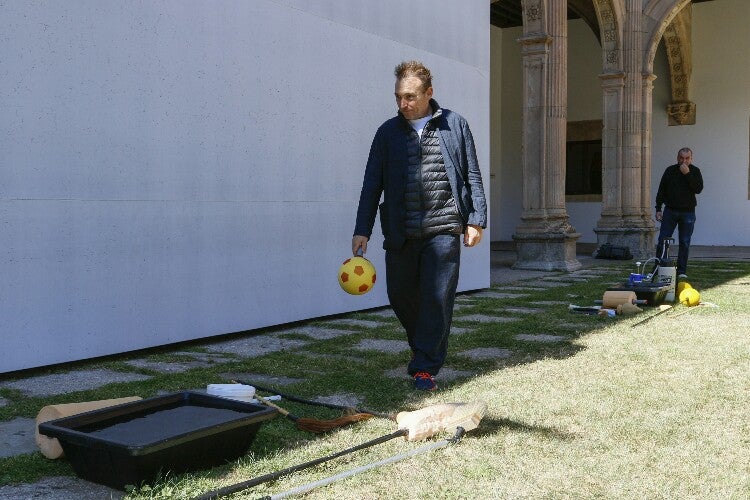 Miquel Barceló realiza una performance en el Colegio Arzobispo Fonseca de Salamanca