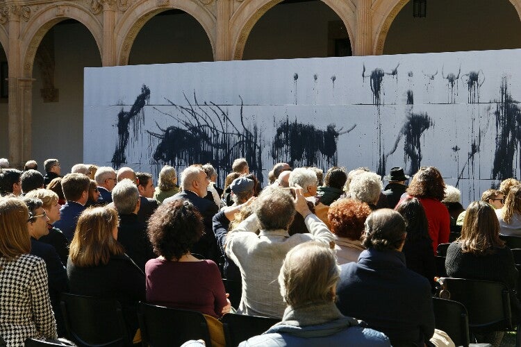 Miquel Barceló realiza una performance en el Colegio Arzobispo Fonseca de Salamanca