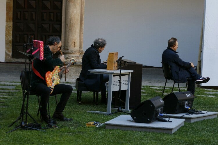 Miquel Barceló realiza una performance en el Colegio Arzobispo Fonseca de Salamanca