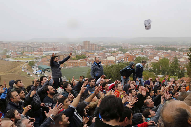 La pedrea del pan y el quesillo en Palencia 2/2