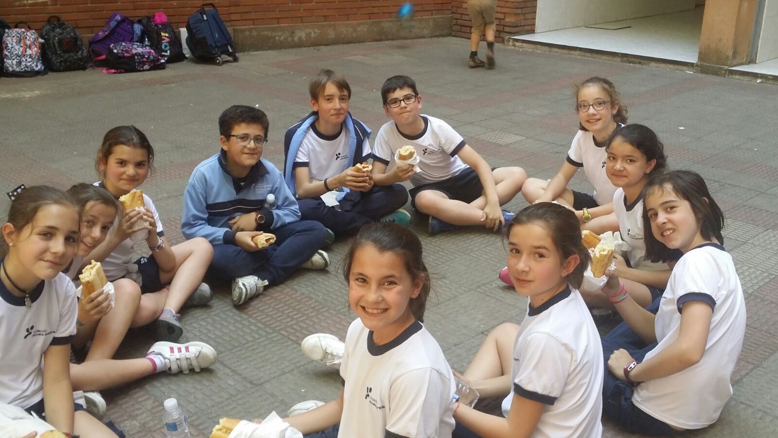 Bocata solidario en el colegio Santa Teresa de Jesús de Valladolid