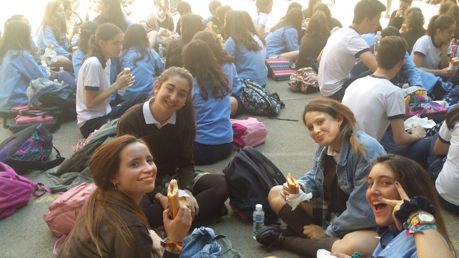 Bocata solidario en el colegio Santa Teresa de Jesús de Valladolid