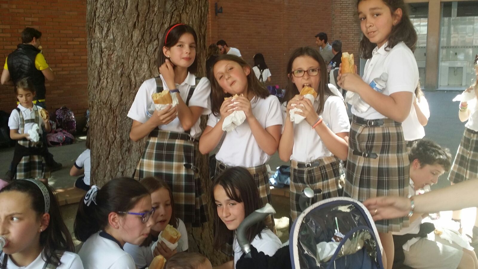 Bocata solidario en el colegio Santa Teresa de Jesús de Valladolid