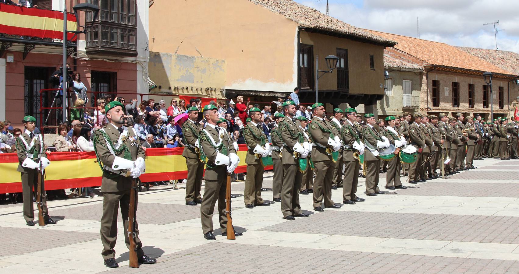 Paredes de Nava rinde honores a las Fuerzas Armadas (1/2)