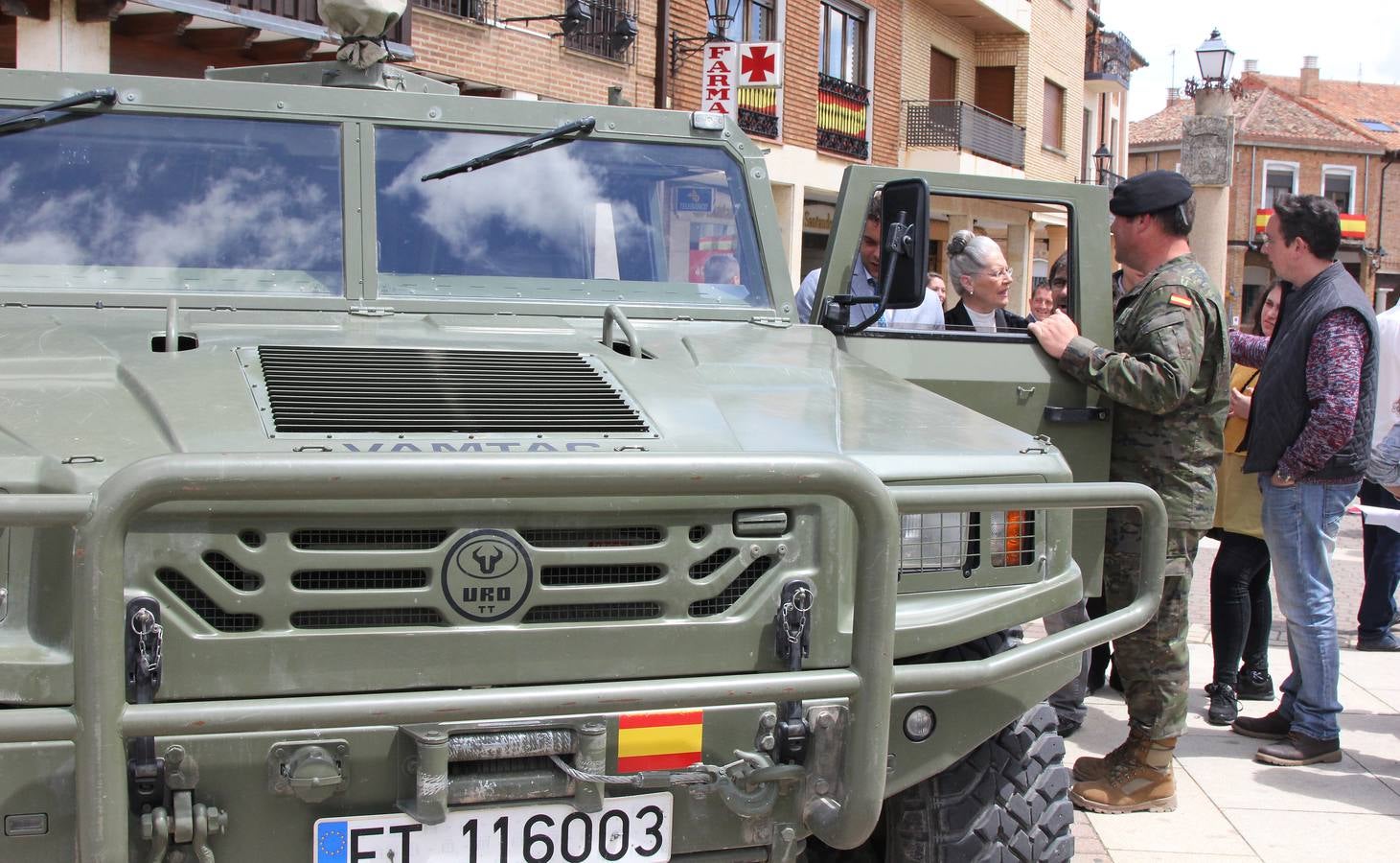 Paredes de Nava rinde honores a las Fuerzas Armadas (1/2)