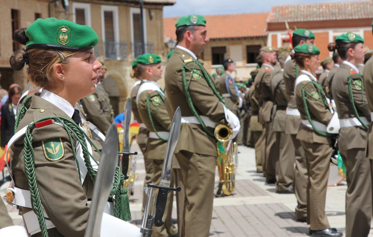 Paredes de Nava rinde honores a las Fuerzas Armadas (2/2)