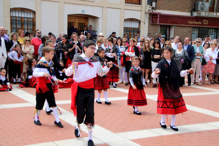Danzas en Villaviudas en la fiesta de San Isidro
