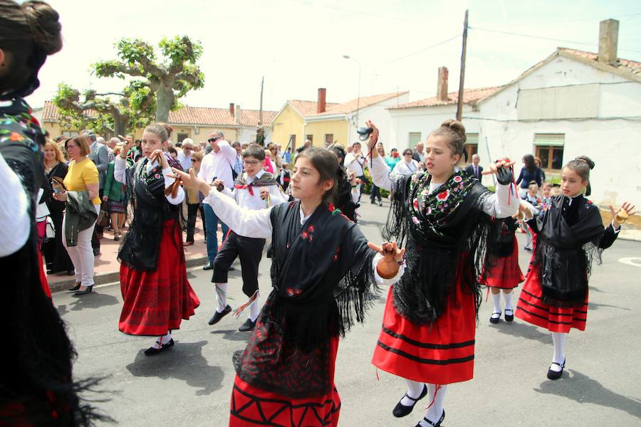 Danzas en Villaviudas en la fiesta de San Isidro
