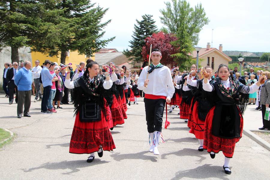 Danzas en Villaviudas en la fiesta de San Isidro