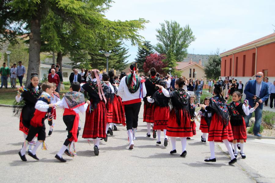 Danzas en Villaviudas en la fiesta de San Isidro