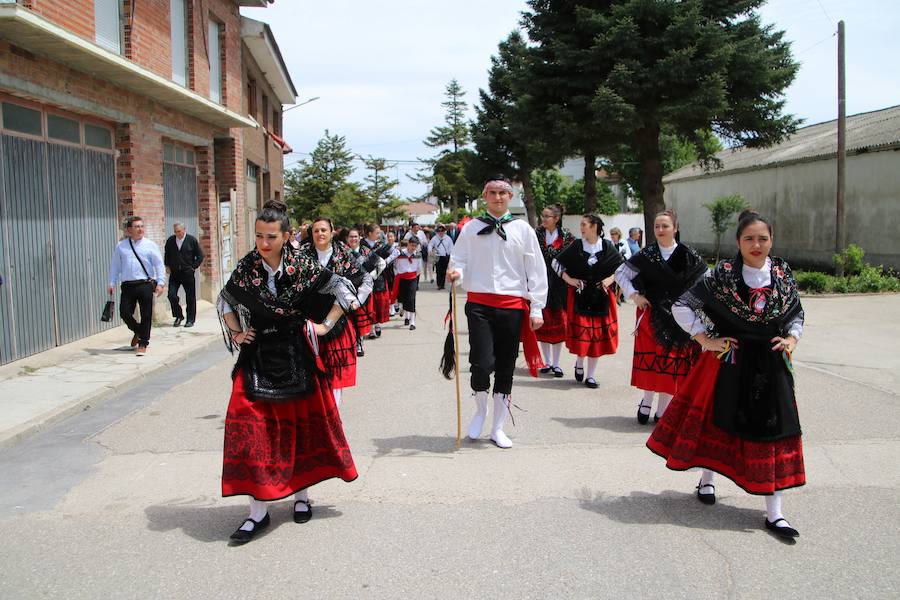 Danzas en Villaviudas en la fiesta de San Isidro