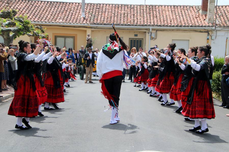 Danzas en Villaviudas en la fiesta de San Isidro