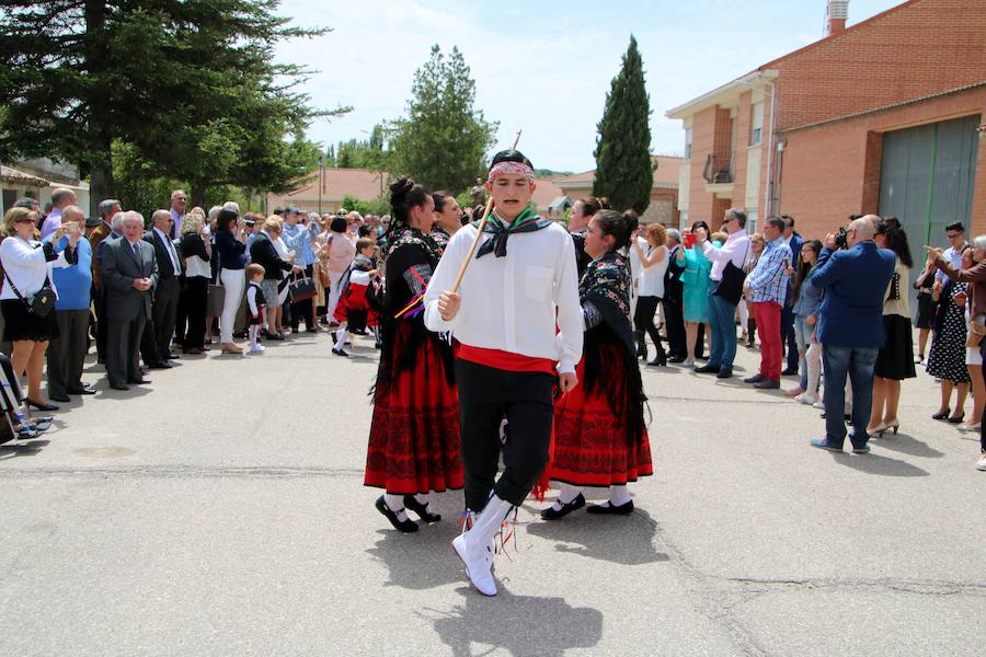 Danzas en Villaviudas en la fiesta de San Isidro