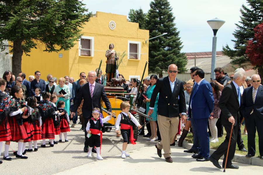 Danzas en Villaviudas en la fiesta de San Isidro