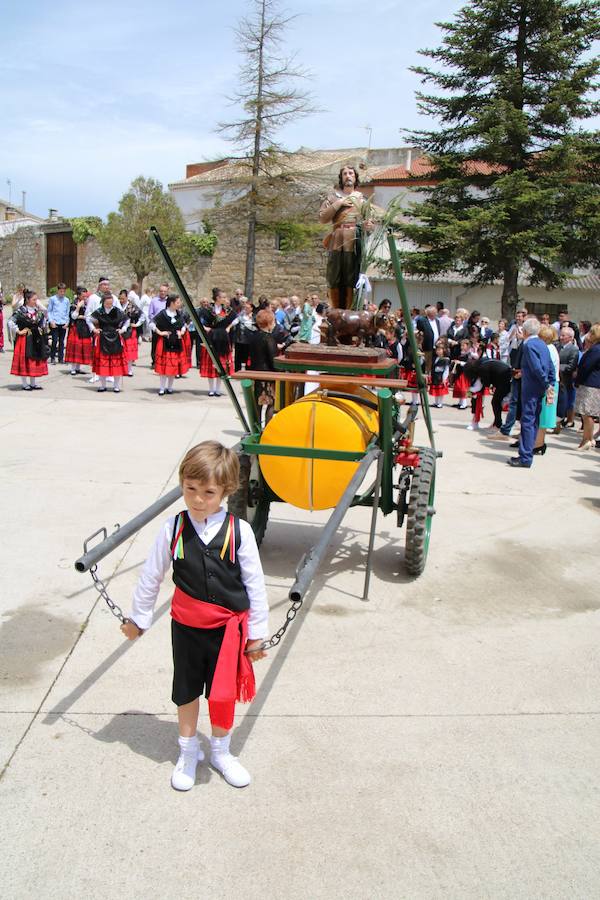 Danzas en Villaviudas en la fiesta de San Isidro