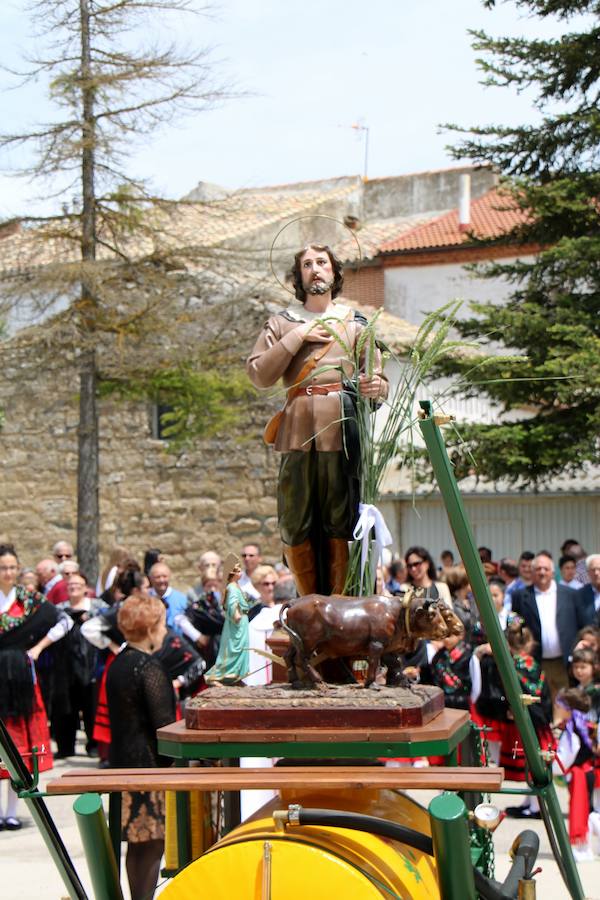 Danzas en Villaviudas en la fiesta de San Isidro