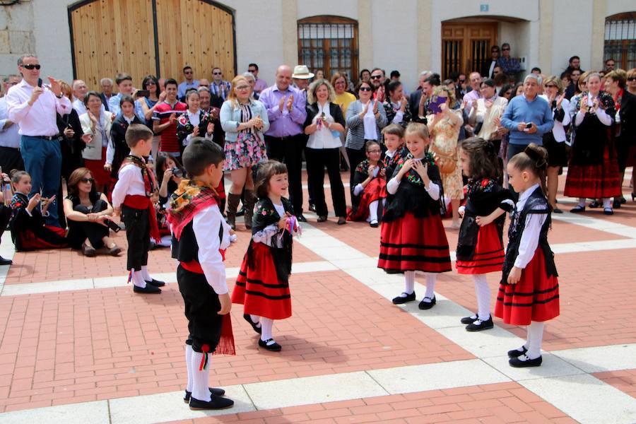 Danzas en Villaviudas en la fiesta de San Isidro